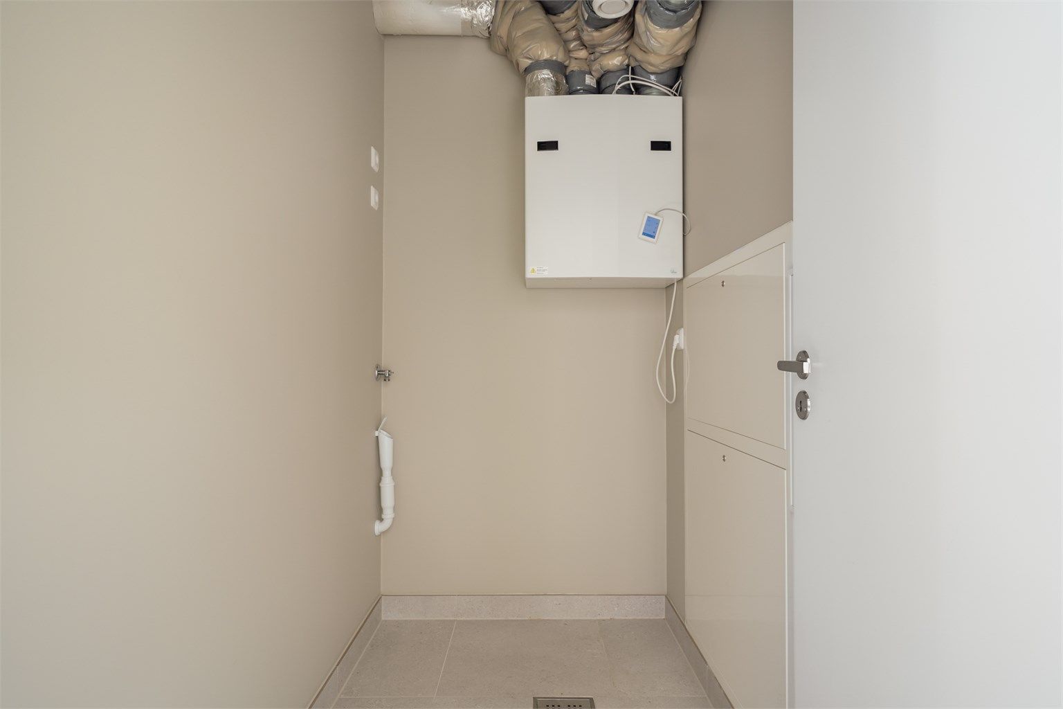 Arealkrevende vaskesøyle har dedikert plass i leilighetens tekniske rom, fremfor på ett av badene.