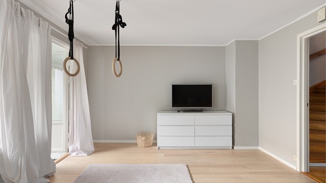 Lys og romslig kjellerstue i underetasjen passer helt perfekt som hobbystue, TV-stue eller ungdomsstue. Ny enstavs eikeparkett, nye lister og nymalt i desember 2025.