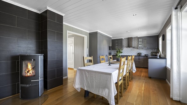 Spisestuen er en naturlig del av den åpne kjøkkenløsningen, med god plass til langbord.
