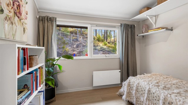 Soverom 4 har plass til seng, garderobeskap og skrivebord, og egner seg godt som gjesterom, barnerom eller kontor.