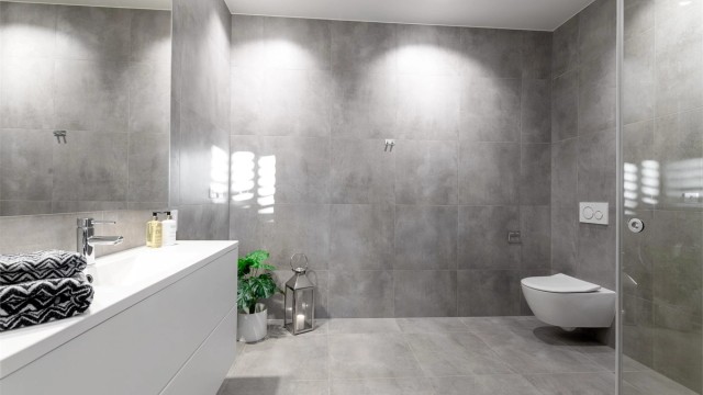 Romslig bad i underetasjen med servantinnredning, speilskap, dusjhjørne og vegghengt toalett. Det er også mulighet for opplegg av vaskemaskin her