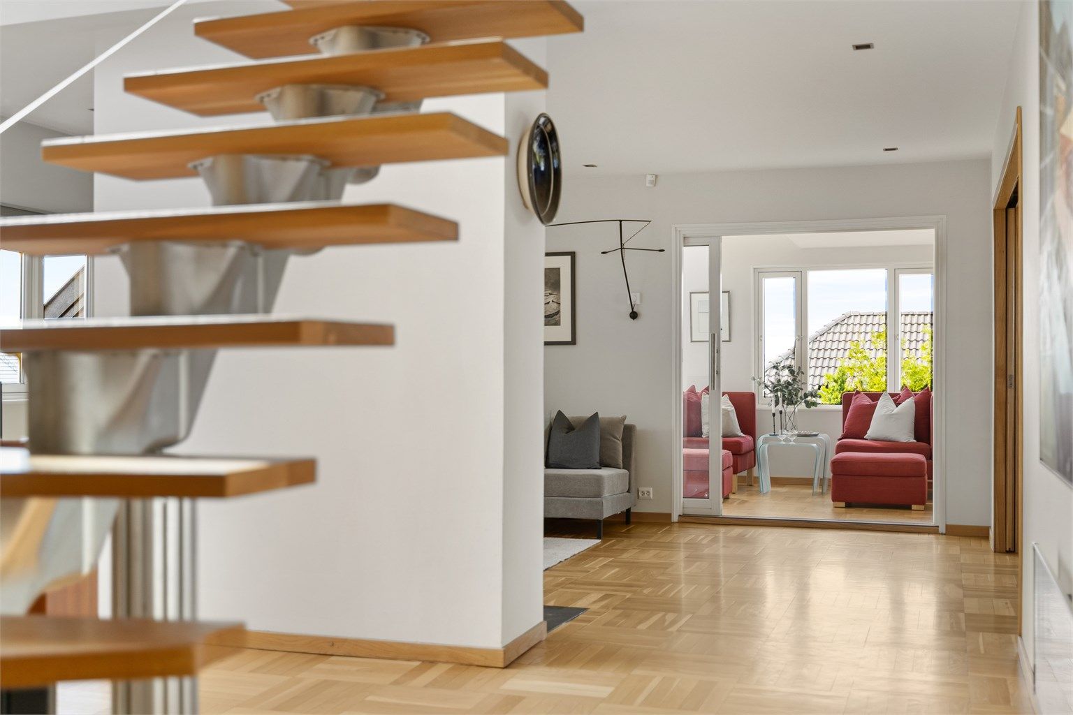 Fra den flotte trappen som blir som et møbel i huset, kommer man til boligens loftsetasje.