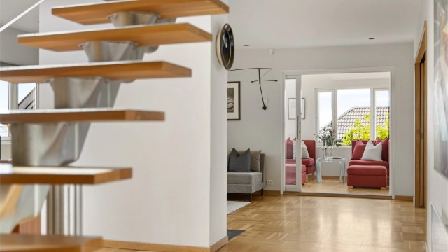 Fra den flotte trappen som blir som et møbel i huset, kommer man til boligens loftsetasje.