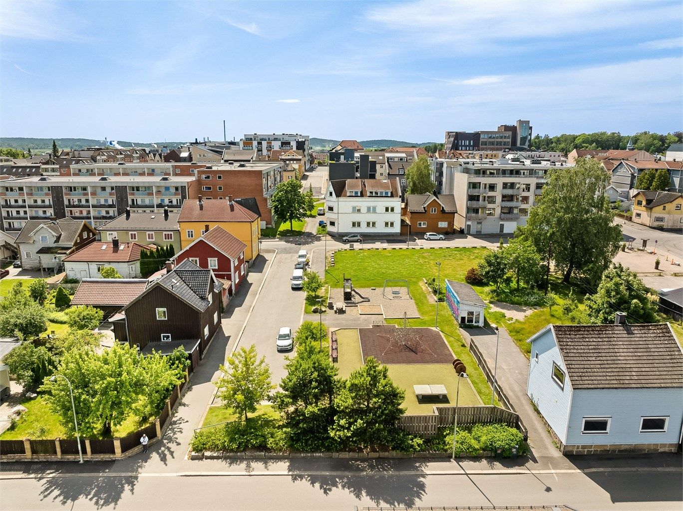 Parkmiljø både rett utenfor og i kvartalet over gaten gjør omgivelsene lite bypreget. Alle sentrums tilbud er likevel innenfor gangavstand. (Bilde fra tidligere salg)