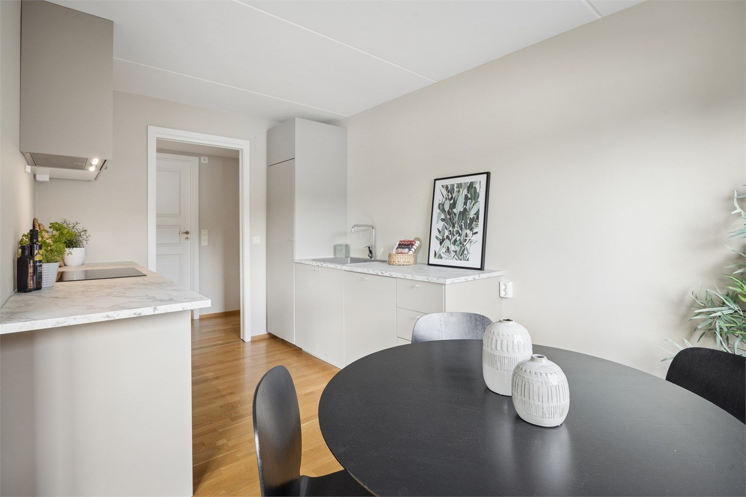Kjøkkenet er nytt, med moderne innredning.