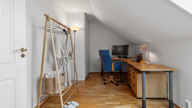 Soverom 3 i loftsetasjen har god plass til seng og garderobeskap. Dette rommet egner seg godt til gjesterom, barnerom eller kontor.