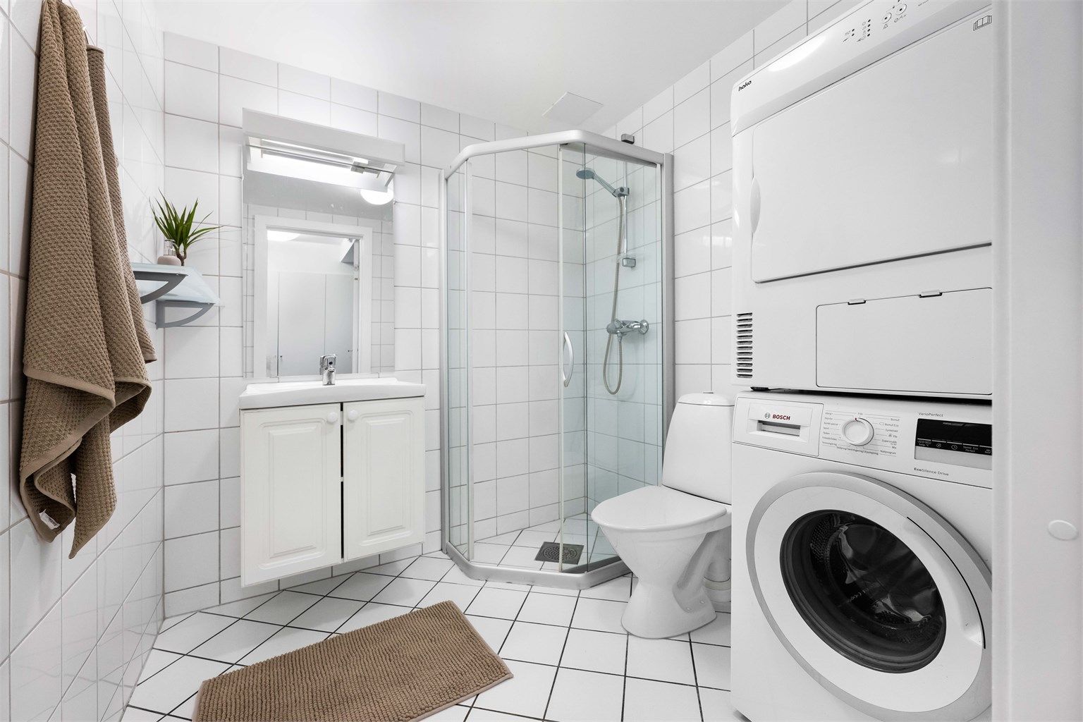 Badet er romslig og har opplegg for vaskemaskin.