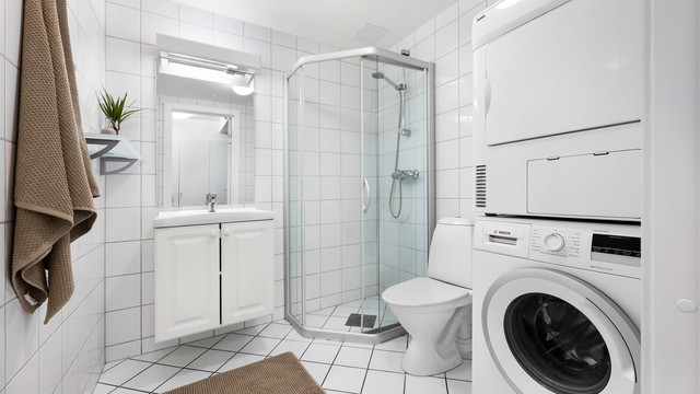 Badet er romslig og har opplegg for vaskemaskin.