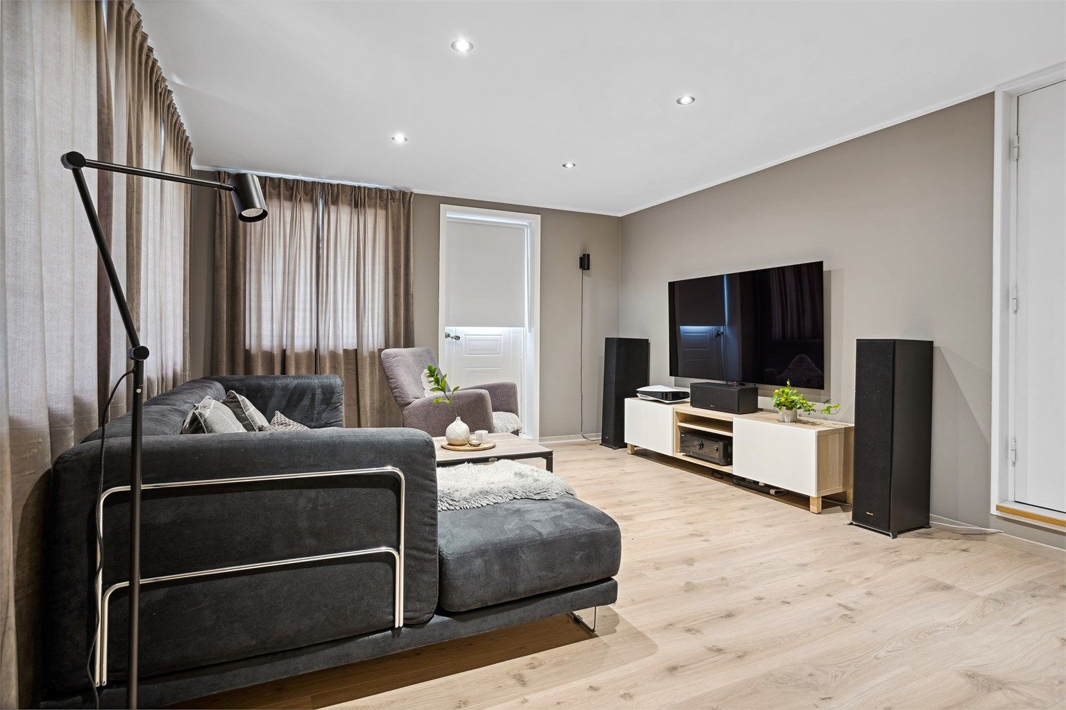 Stor kjellerstue med egen inngang. Perfekt om man har ungdommer i hus. 