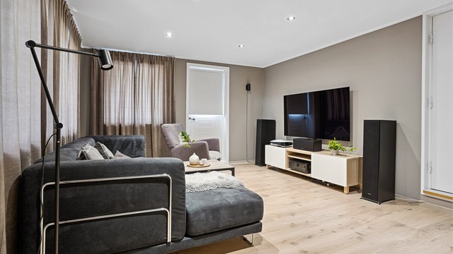Stor kjellerstue med egen inngang. Perfekt om man har ungdommer i hus.