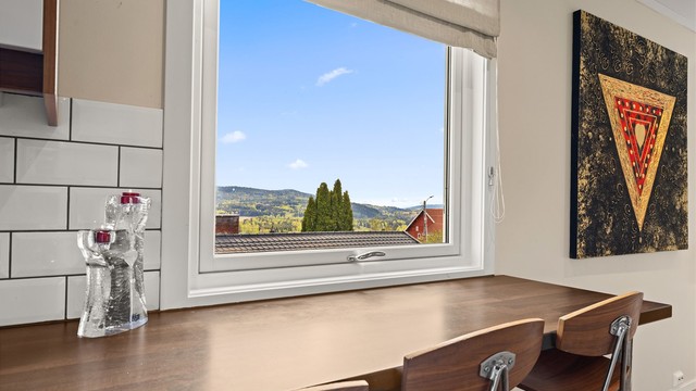 Detaljer fra kjøkkenet, utsikt fra frokostbenken