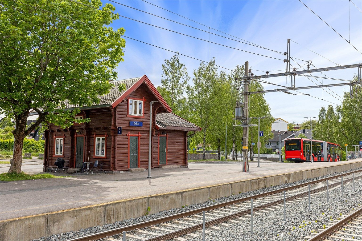Kort vei til Kjelsås stasjon der toget tar deg ned til Oslo S på ca. 12 minutter, samt bussholdeplass for buss 25 og 54