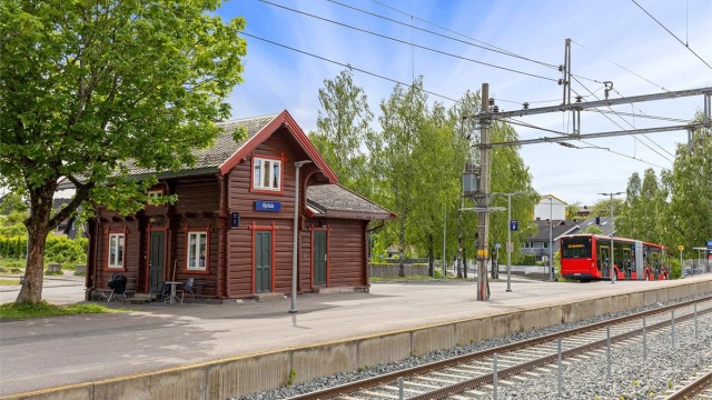 Kort vei til Kjelsås stasjon der toget tar deg ned til Oslo S på ca. 12 minutter, samt bussholdeplass for buss 25 og 54