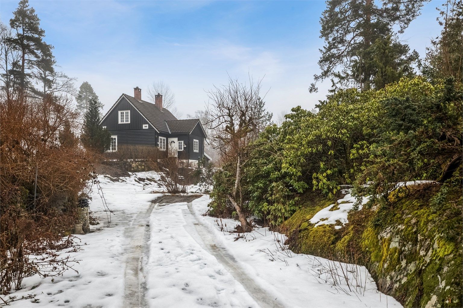 Boligen ligger lyst og luftig med meget gode solforhold.