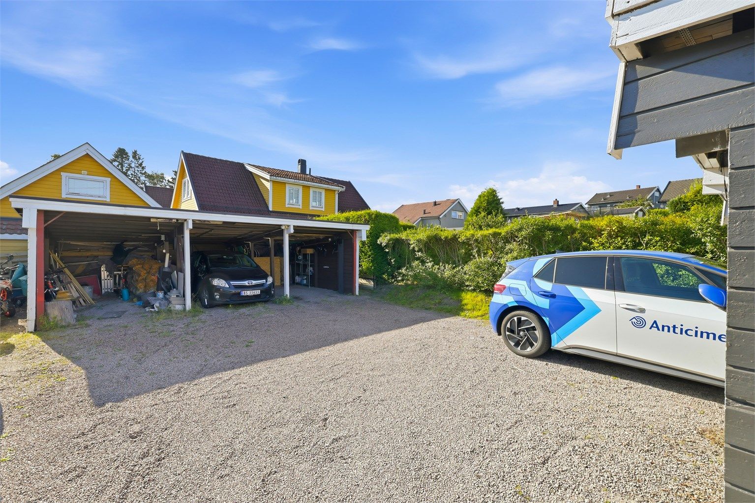 Carporten gir skjermet parkering for én bil.