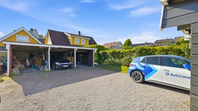 Carporten gir skjermet parkering for én bil.