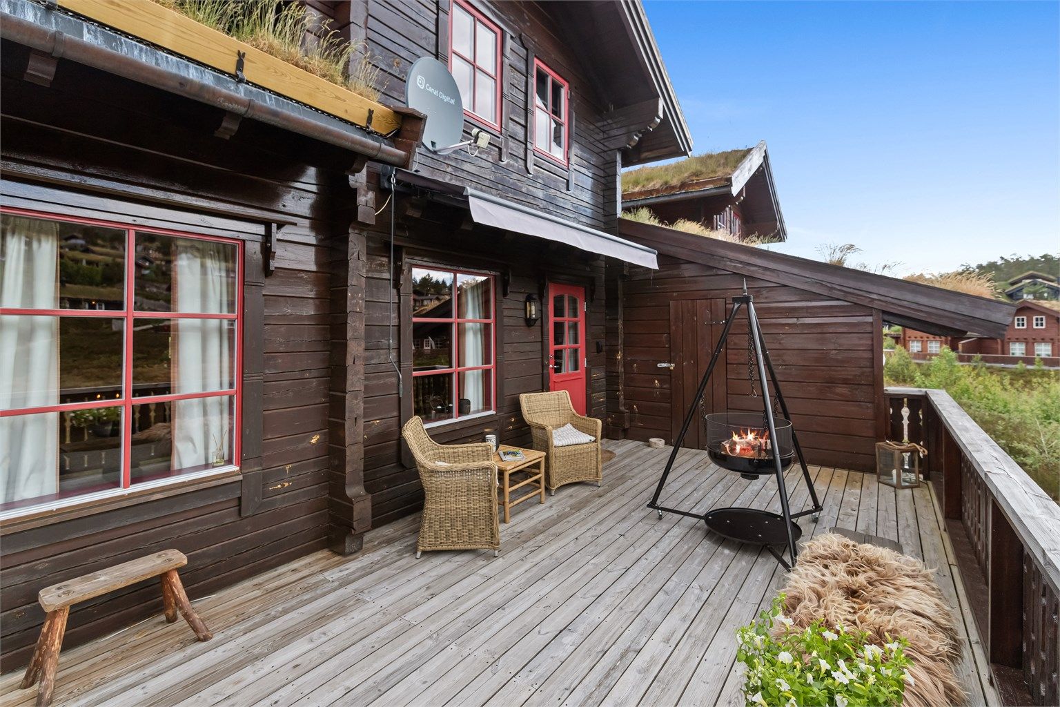 Hytten er en duo, og i skille med naboen er det satt opp en bod som et naturlig skille.