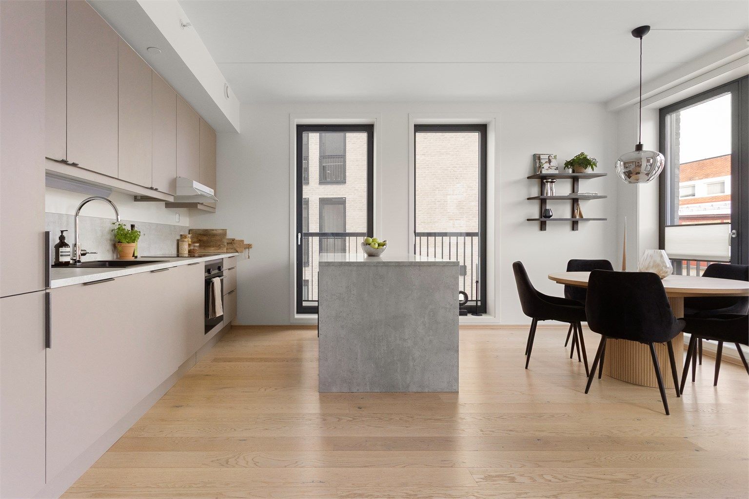 Leiligheten holder gjennomgående høy standard med moderne materialvalg og tidsriktige løsninger. 