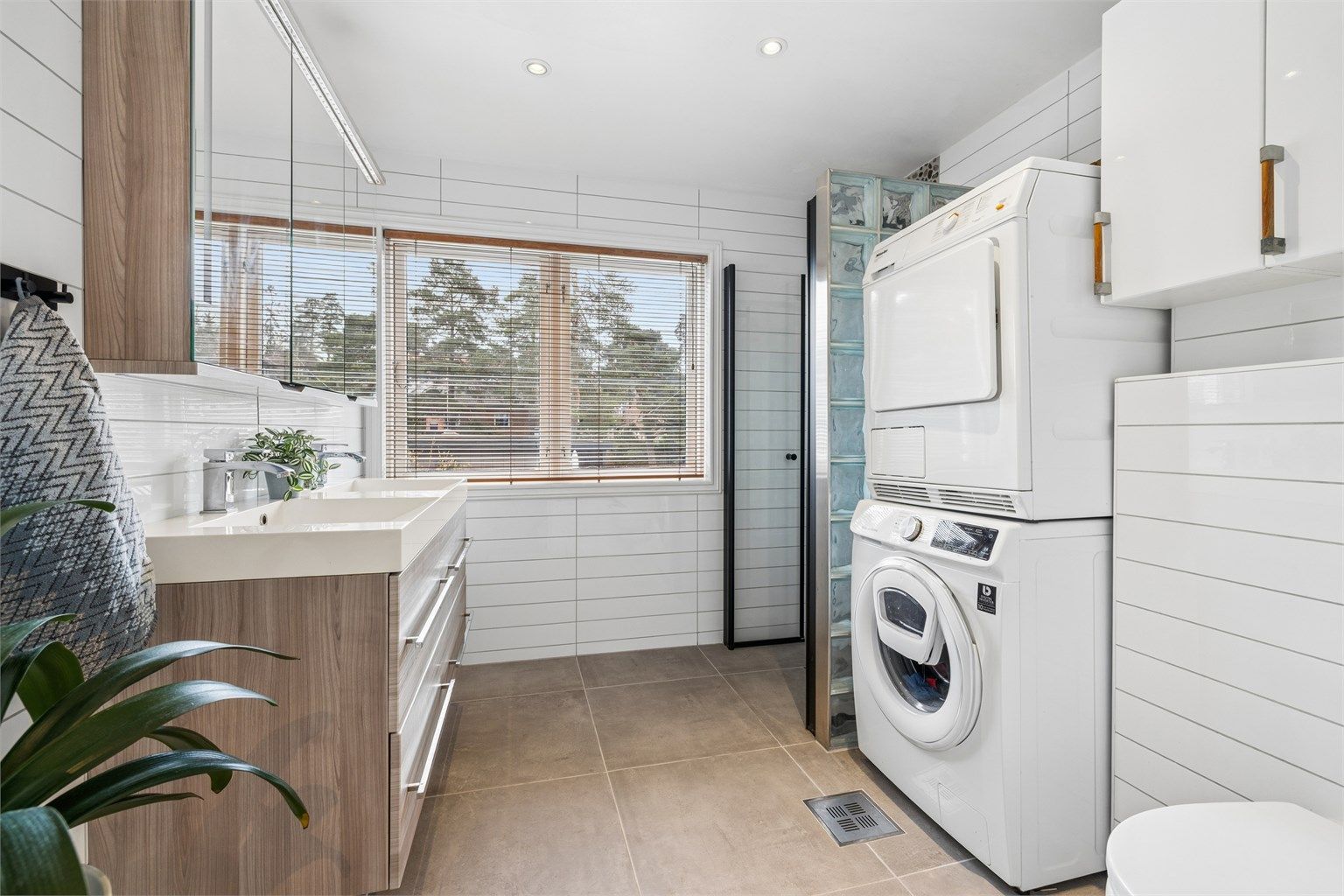 Badet har opplegg for vaskesøyle og mekanisk avtrekksventilasjon.