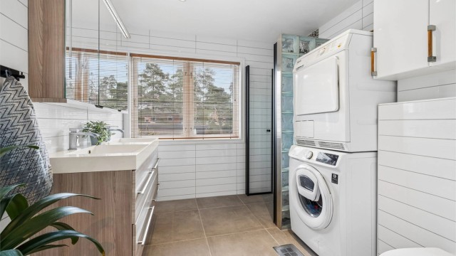 Badet har opplegg for vaskesøyle og mekanisk avtrekksventilasjon.