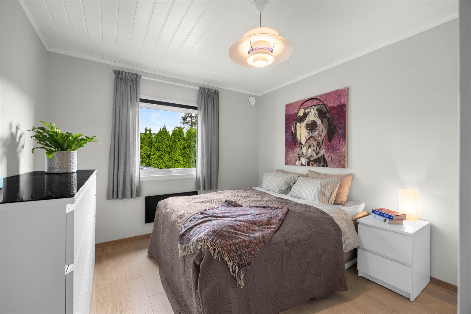 Hovedsoverommet med god plass til dobbeltseng 
