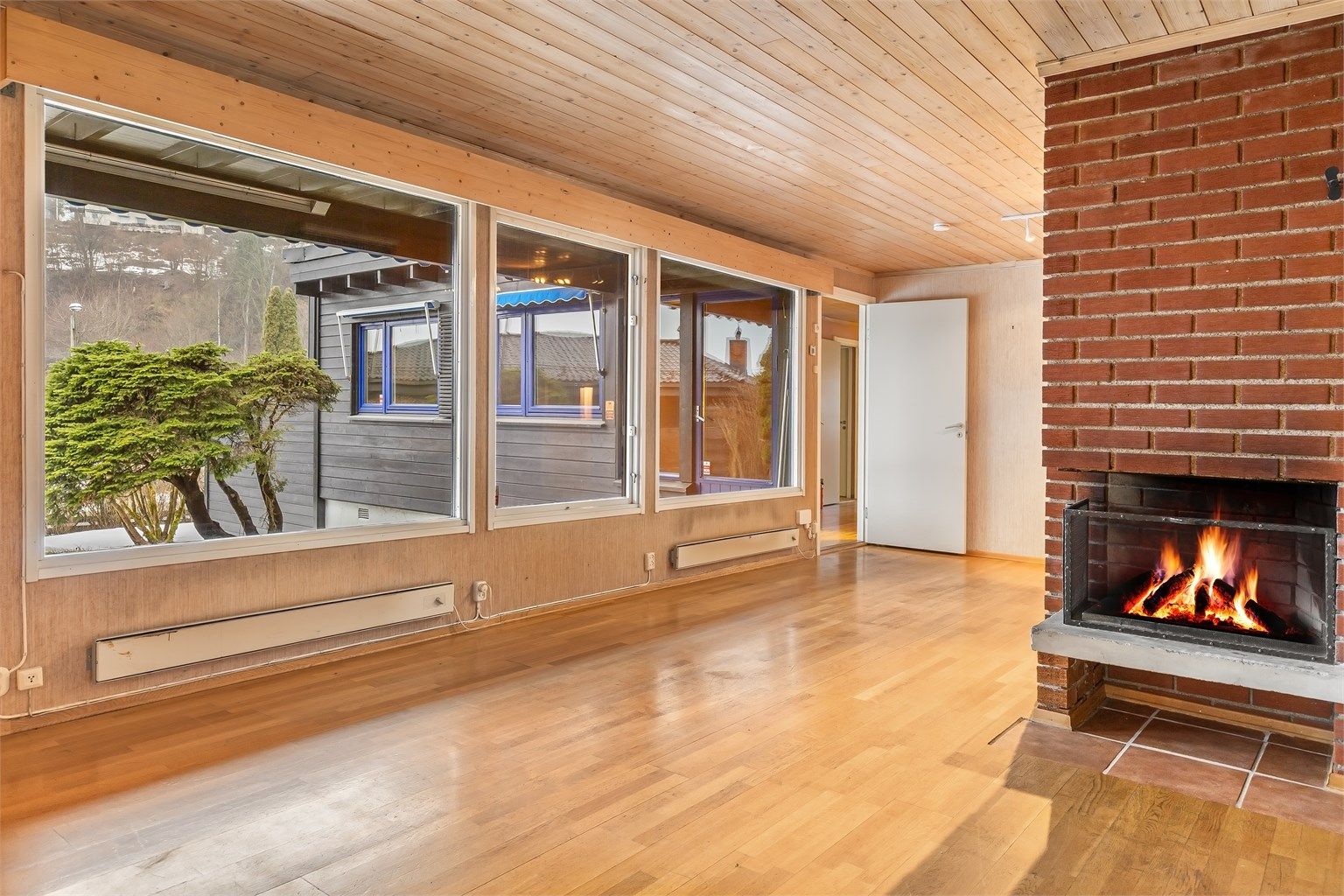 Et innholdsrikt atriumhus med renoveringsbehov. Foto: Zovenfra AS