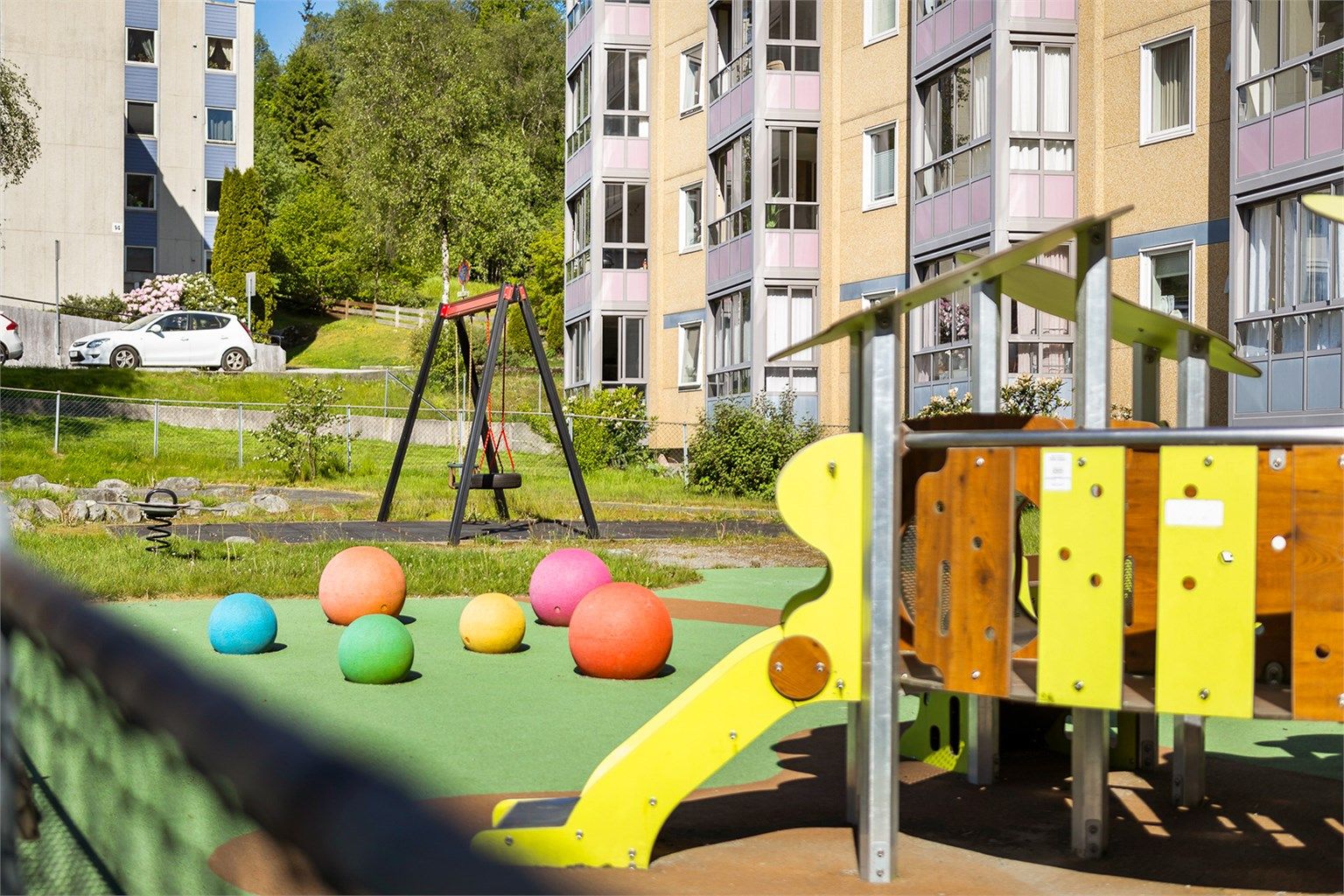 Lekeplass rett utenfor inngangen av leiligheten. 