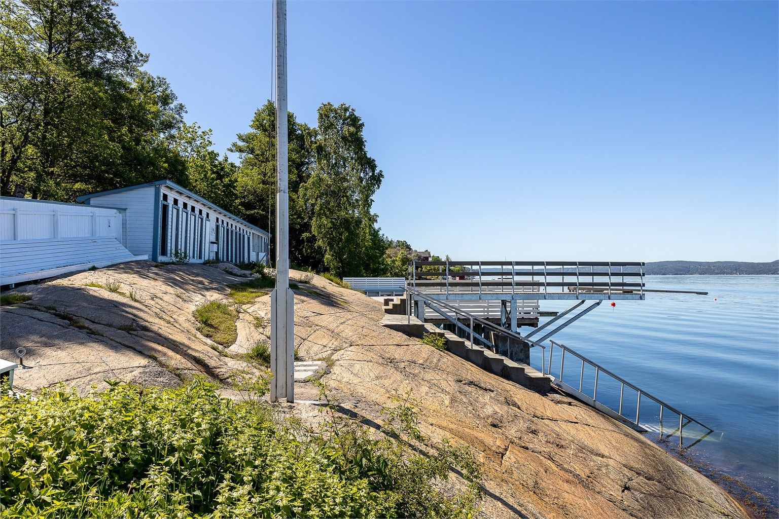 Når temperaturen tillater er det bare en liten rusletur via «Kjærlighetsstien» ned til fjorden med bl.a. Ljansbadet som er en privat badeplass ved innmelding i Ljans Vel (se ljansvel.no)