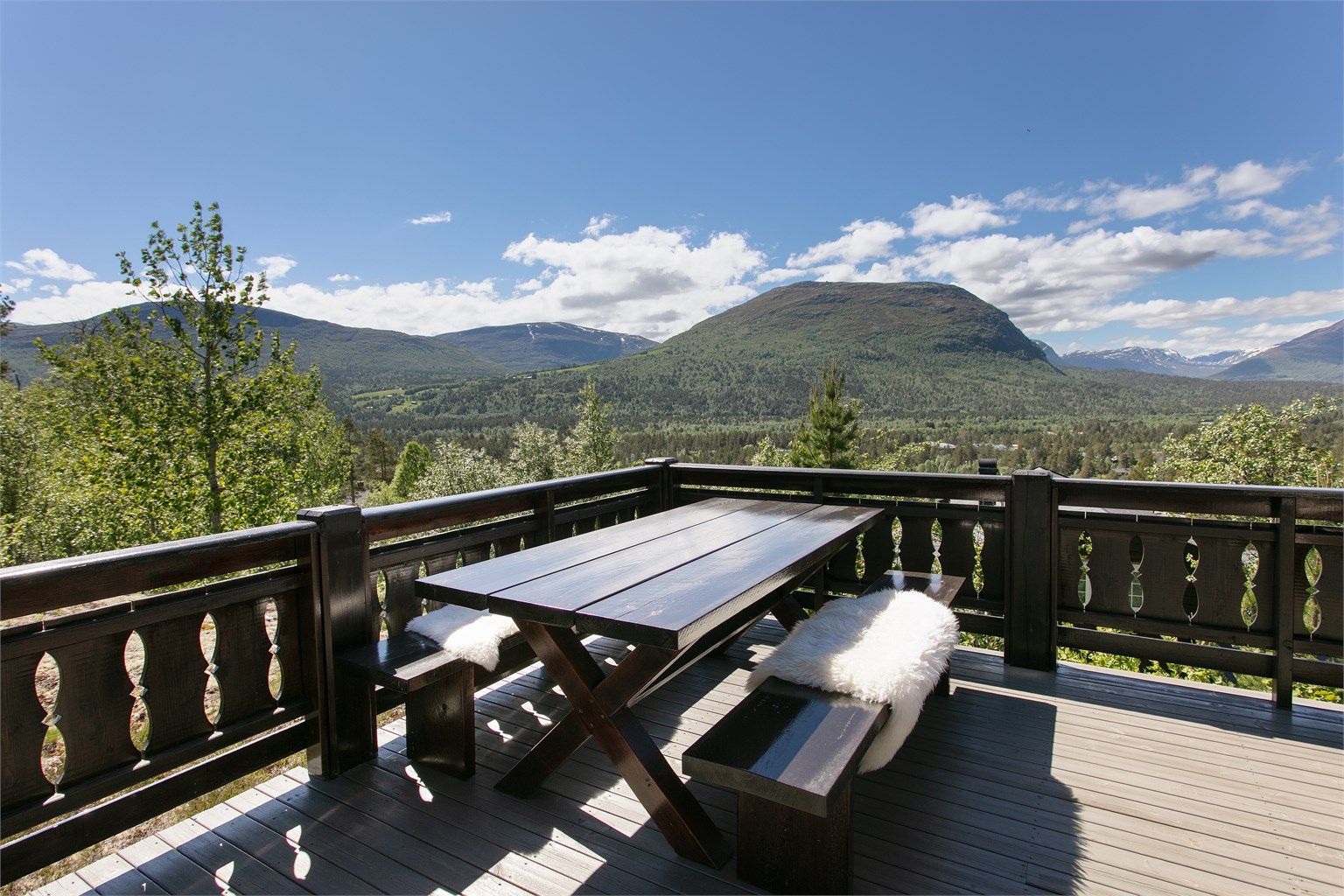 Stor terrasse med flott utsikt