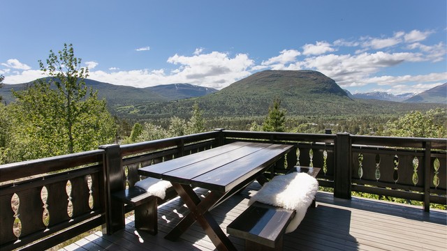 Stor terrasse med flott utsikt