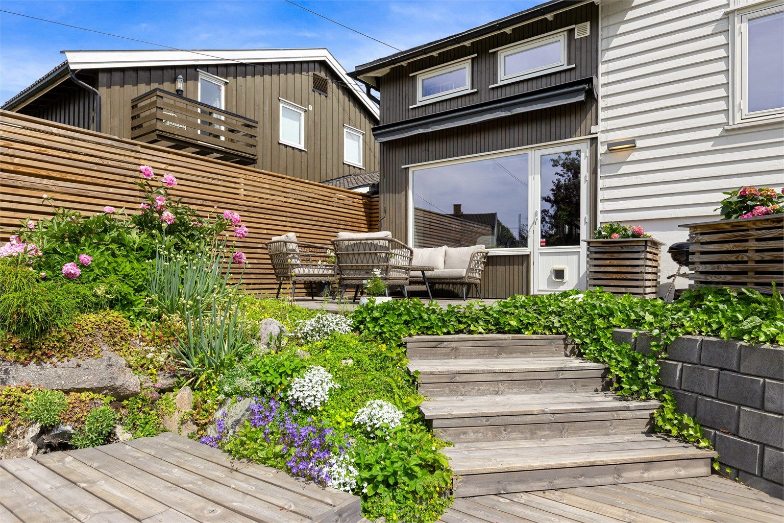 Uteplassen er omkranset av diverse beplantning som gir ekstra harmoni og idylliske omgivelser
