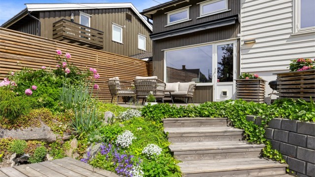 Uteplassen er omkranset av diverse beplantning som gir ekstra harmoni og idylliske omgivelser