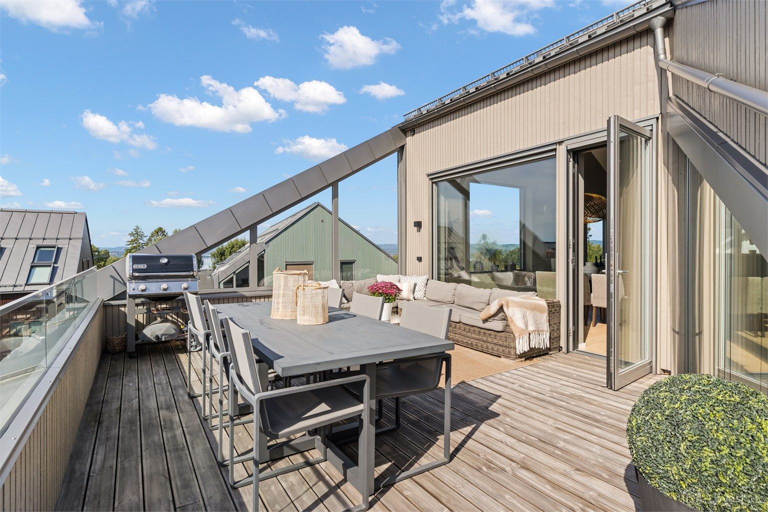 Herlig takterrasse på 27 m² med god plass til både spisebord og loungegruppe.
Foto: Løvås Foto