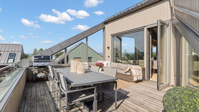 Herlig takterrasse på 27 m² med god plass til både spisebord og loungegruppe, noe som gir fleksible muligheter for både avslapning, måltider utendørs og uformell bruk.