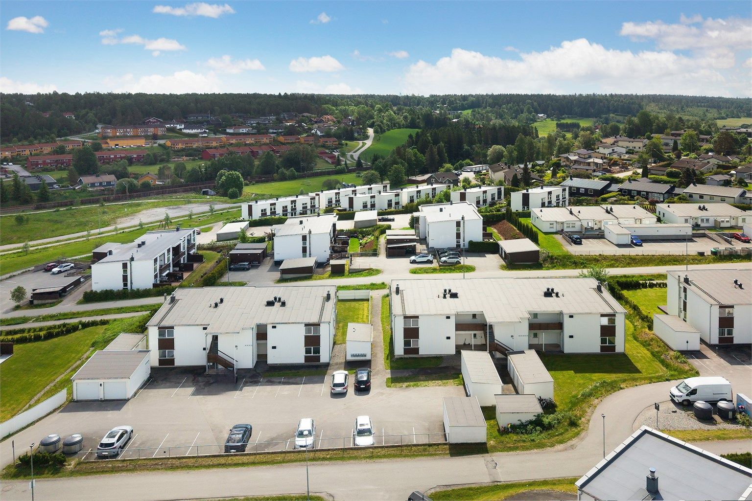 Nabolaget byr på flott turterreng og friområder som Søndre Moer balløkke.
