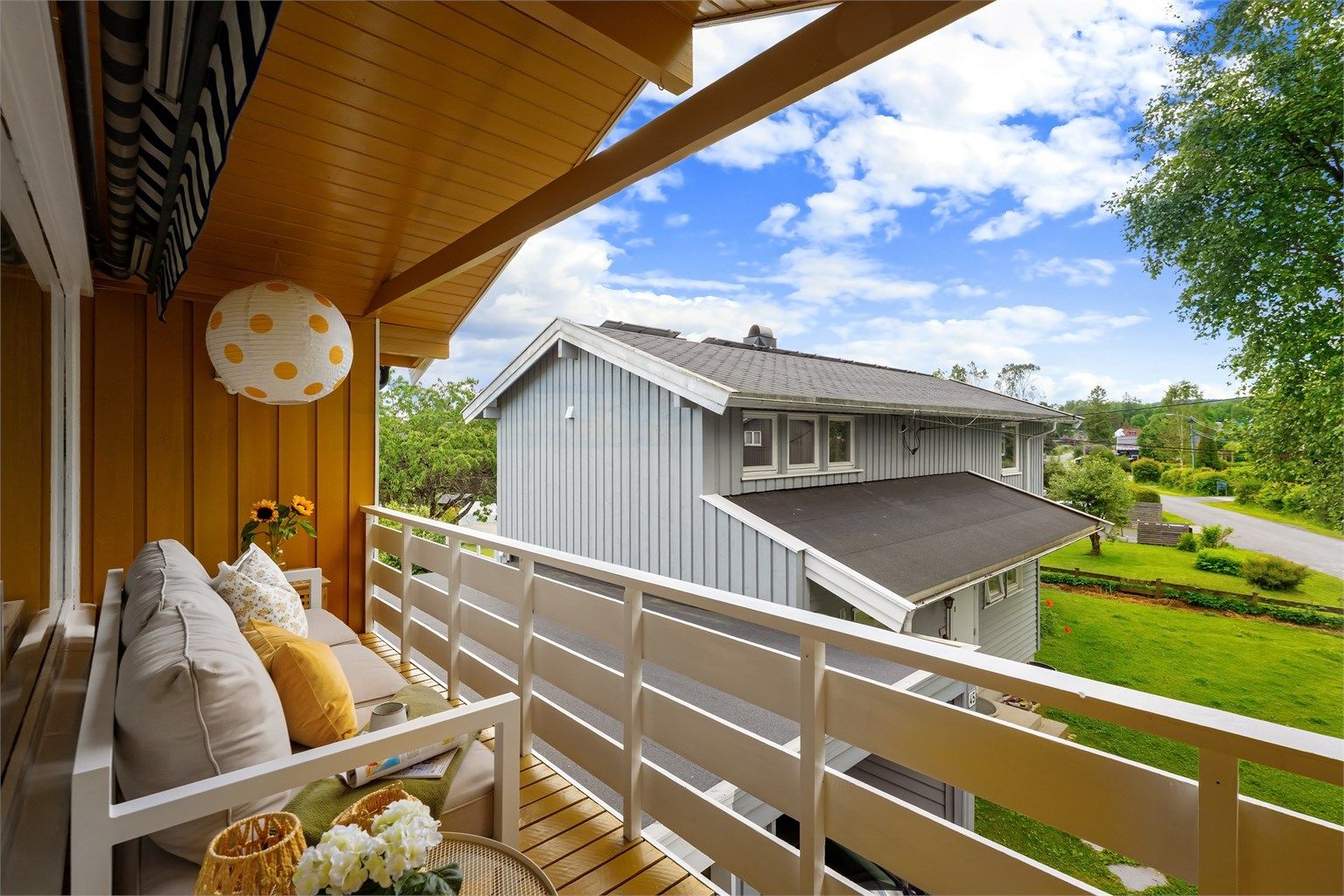 Verandaen på 7 m² er en lun og skjermet uteplass med adkomst fra stuen.