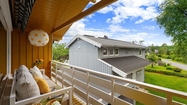 Verandaen på 7 m² er en lun og skjermet uteplass med adkomst fra stuen.