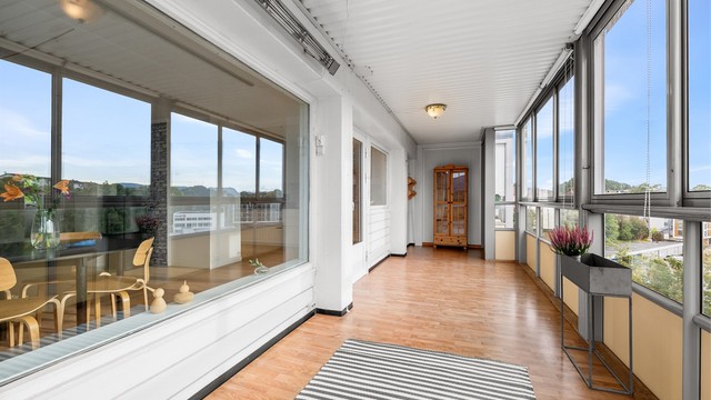 Flott innglasset balkong med utgang fra stue