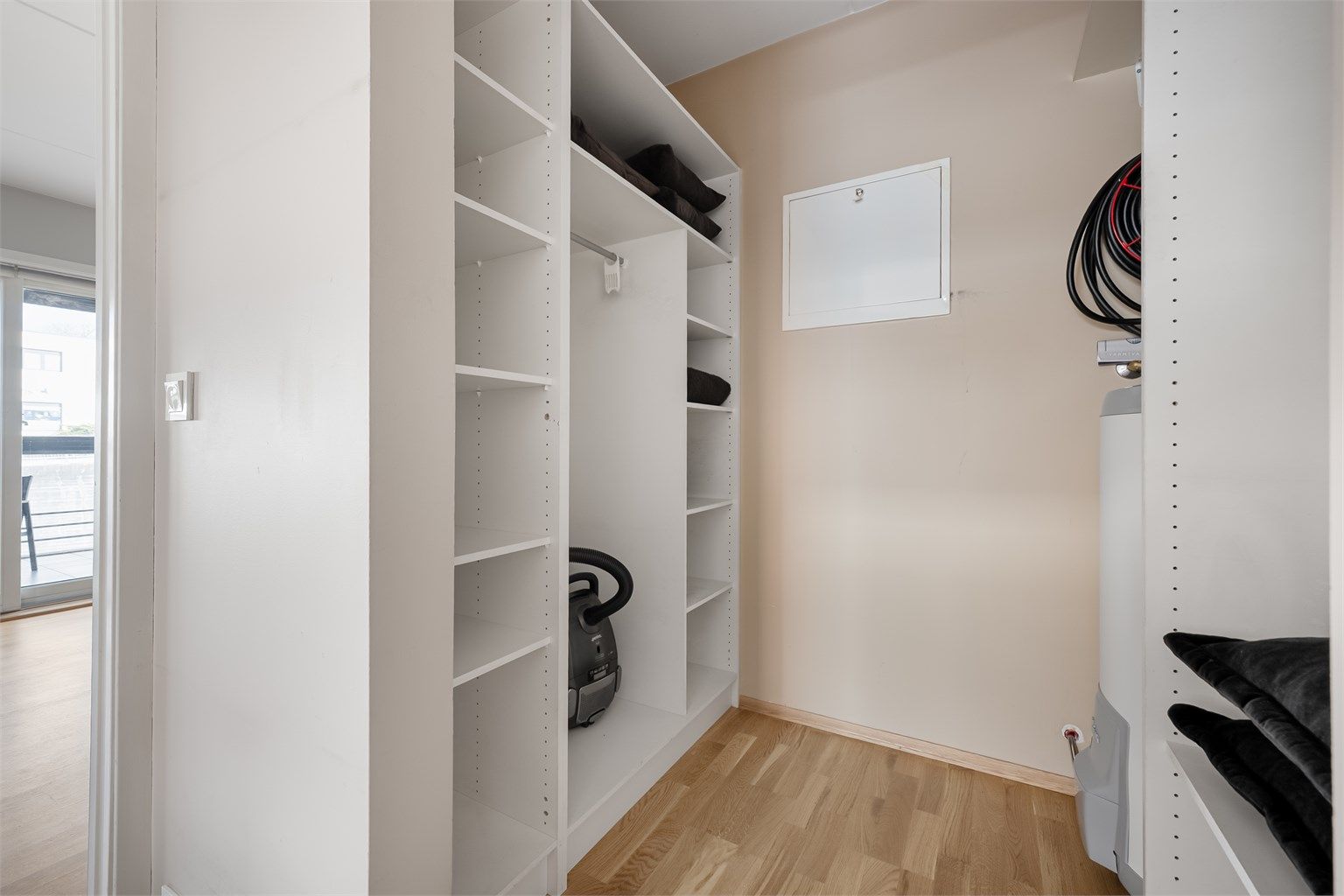 Det er i forbindelse med soverom, walk-in-closet/ innvendig bod med god oppbevaringsplass. 