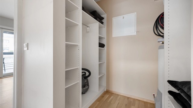Det er i forbindelse med soverom, walk-in-closet/ innvendig bod med god oppbevaringsplass.