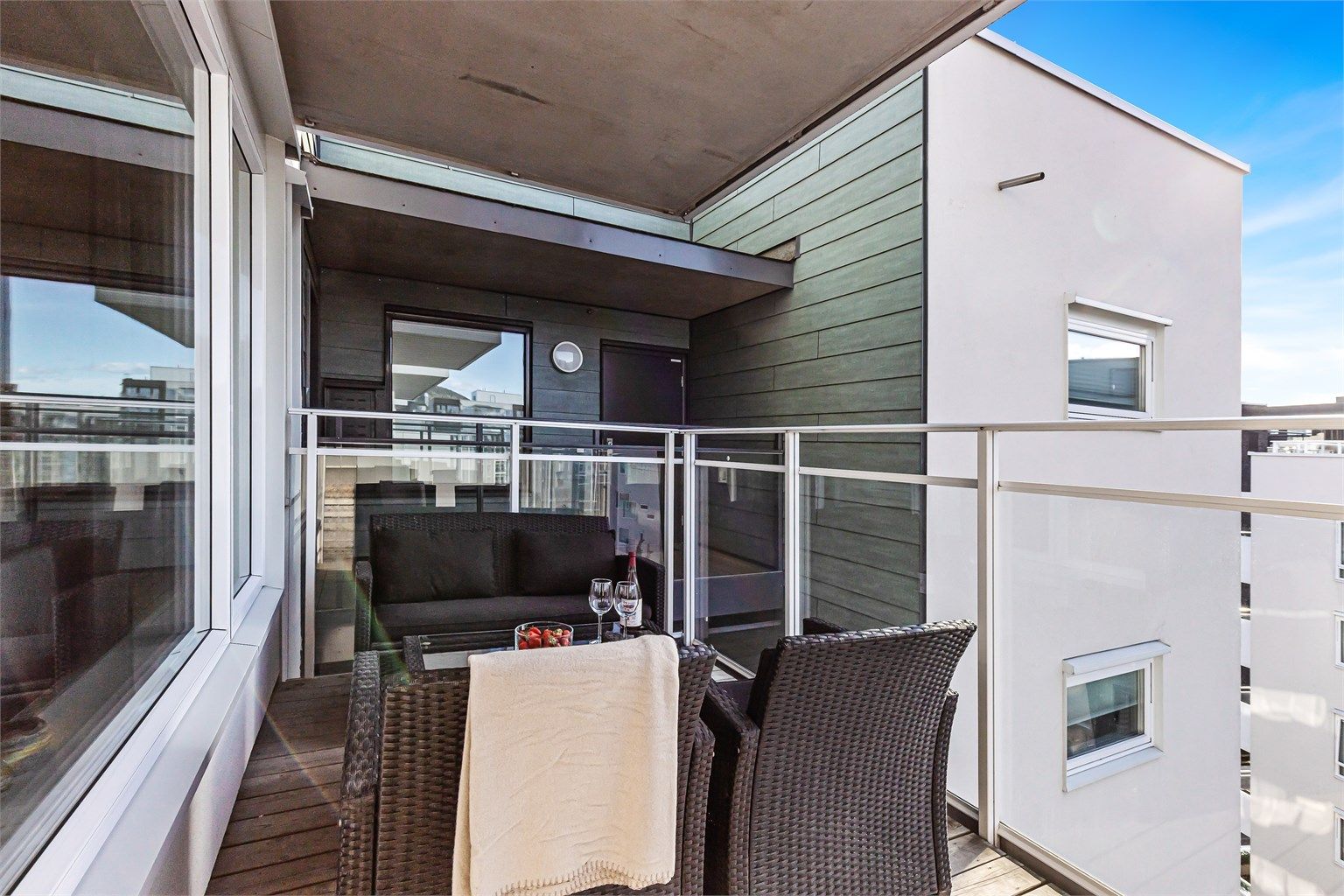 Balkongen er av god størrelse med hele 8 kvm til disposisjon. Her er det gode solforhold på ettermiddagen med vestvendt balkong.