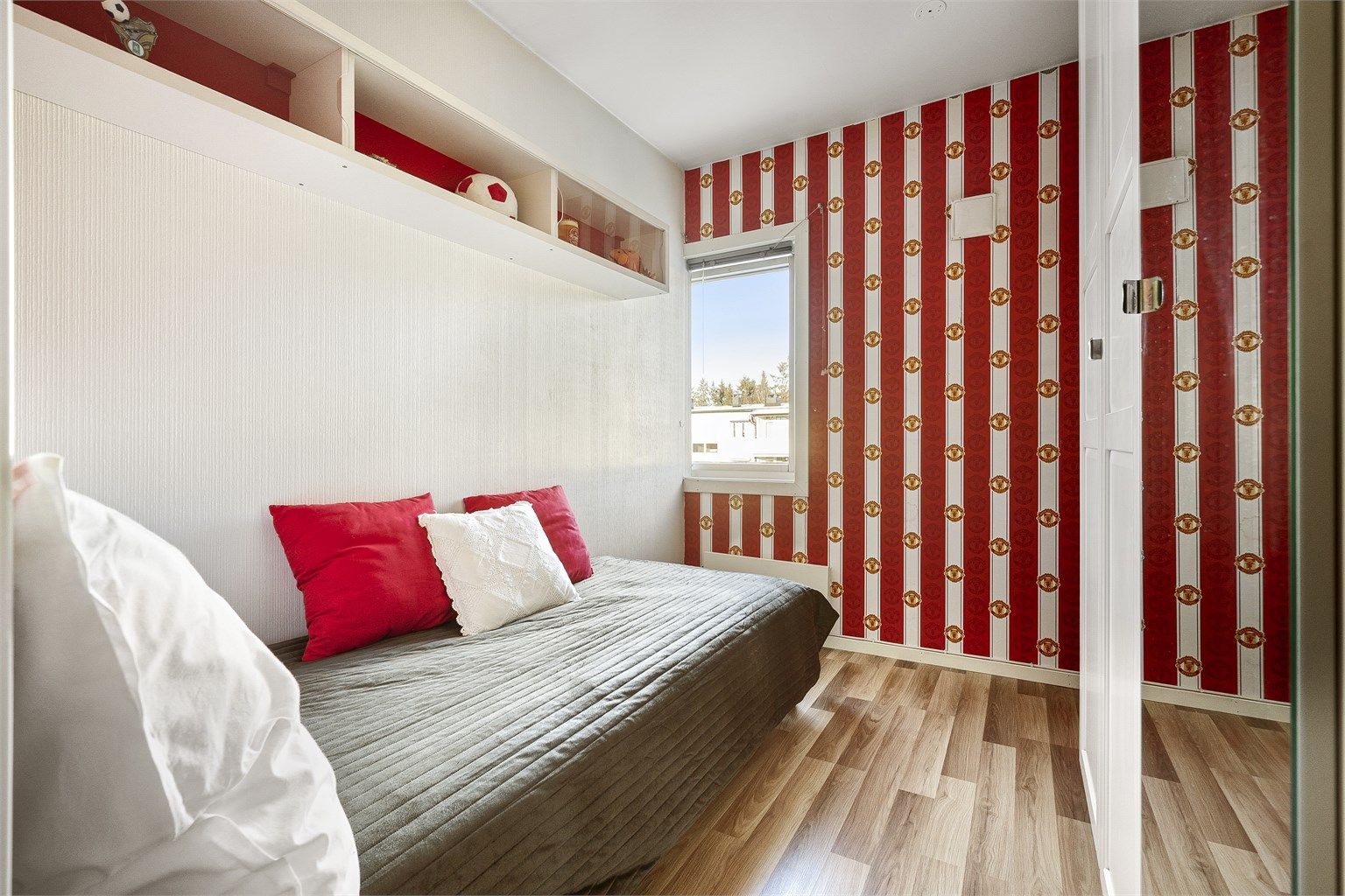 Det siste soverommet er opprinnelig bod og deler av soverom 2. Endringer er ikke omsøkt hos Plan- og bygningsetaten. Garderobe medfølger. 