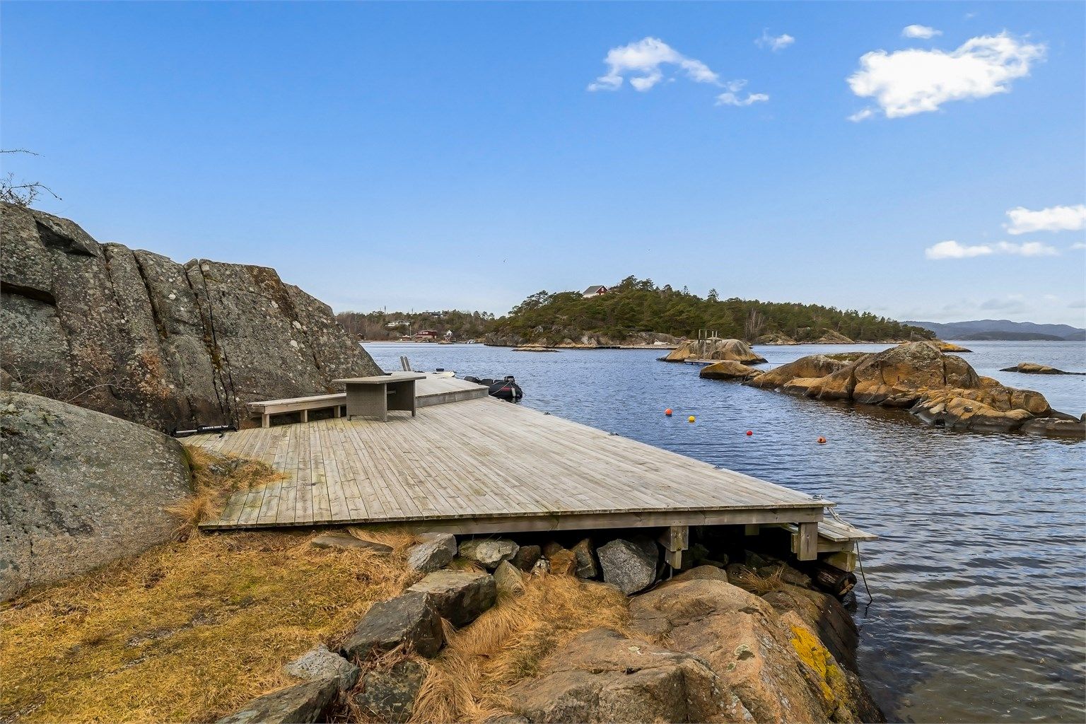 Båtplass i en lun bukt nedenfor hytta.