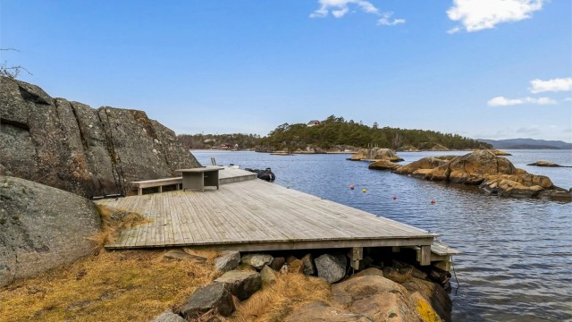 Båtplass i en lun bukt nedenfor hytta.