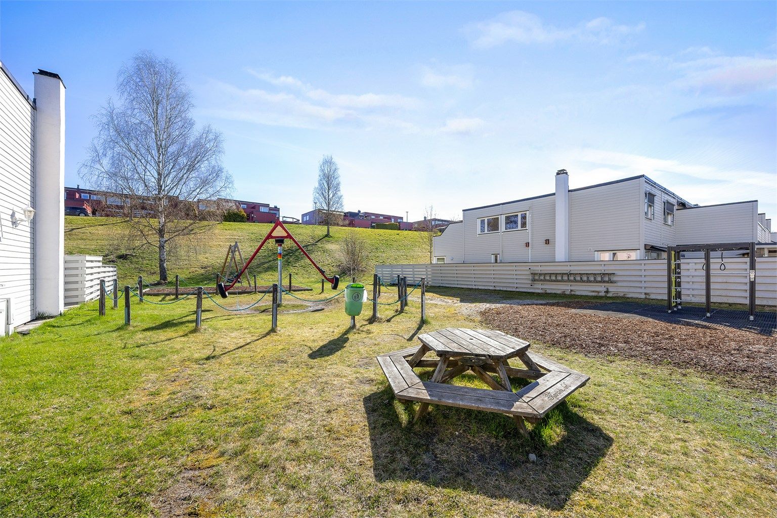 Borettslaget har flere lekeplasser og grøntområder, ideelt for barnefamilier.