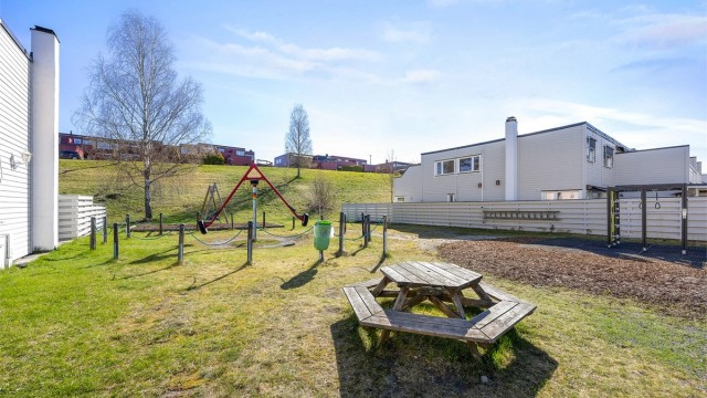 Borettslaget har flere lekeplasser og grøntområder, ideelt for barnefamilier.