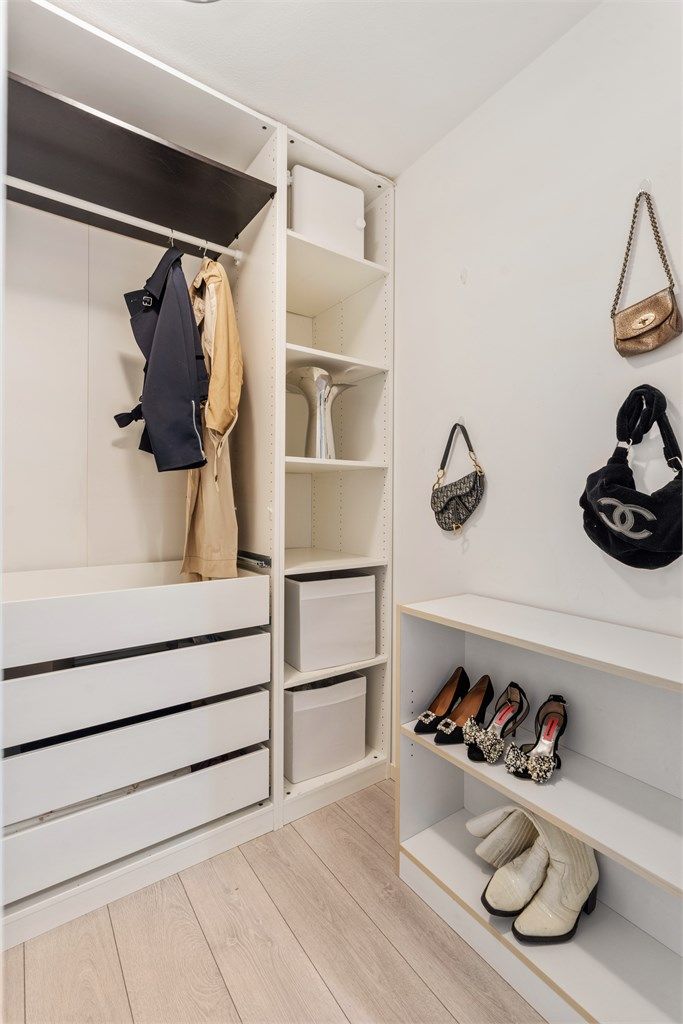 En praktisk innvendig bod gir ekstra lagringsplass for en ryddig hverdag.