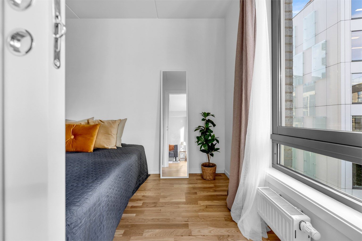 Leiligheten fremstår moderne og innbydende med gode lysforhold fra flere vinduer.