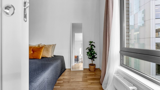 Leiligheten fremstår moderne og innbydende med gode lysforhold fra flere vinduer.