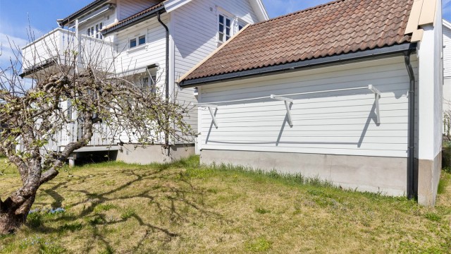 Veggmontert tørkestativ på baksiden av garasjen mot hagen